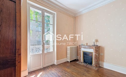 17th C. Chateau (With A Section Dedicated To Events) And 5 Acres In Centre Of France