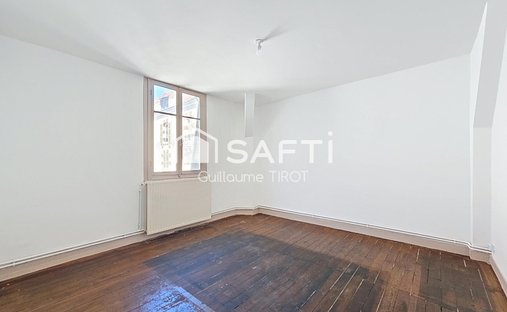 17th C. Chateau (With A Section Dedicated To Events) And 5 Acres In Centre Of France