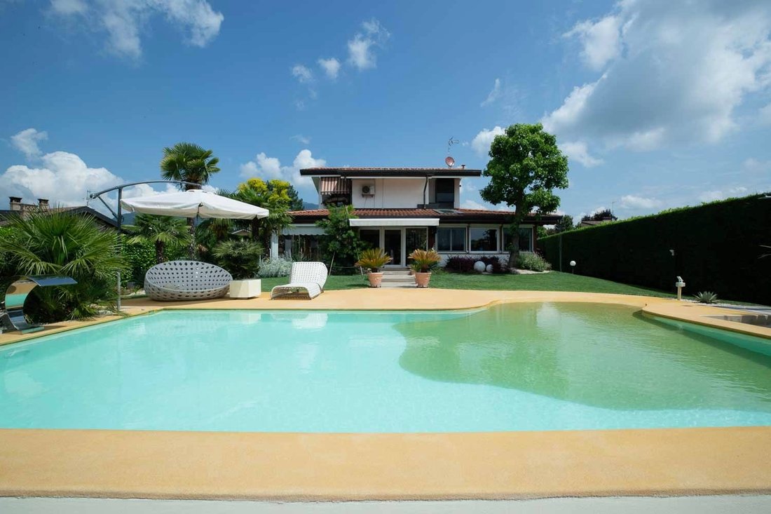 Villa in Molteno, Lombardy, Italy 2 - 17236140