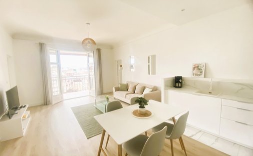 17th C. Chateau (With A Section Dedicated To Events) And 5 Acres In Centre Of France