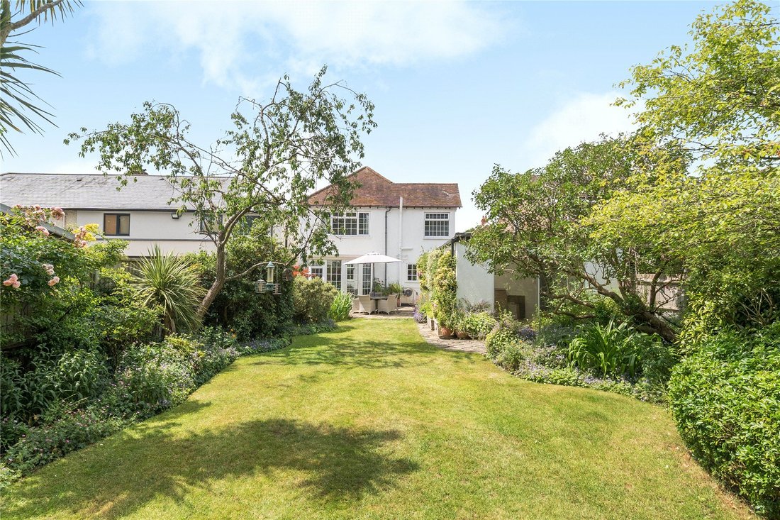 House in Hersham, Elmbridge, England 2 - 17234664