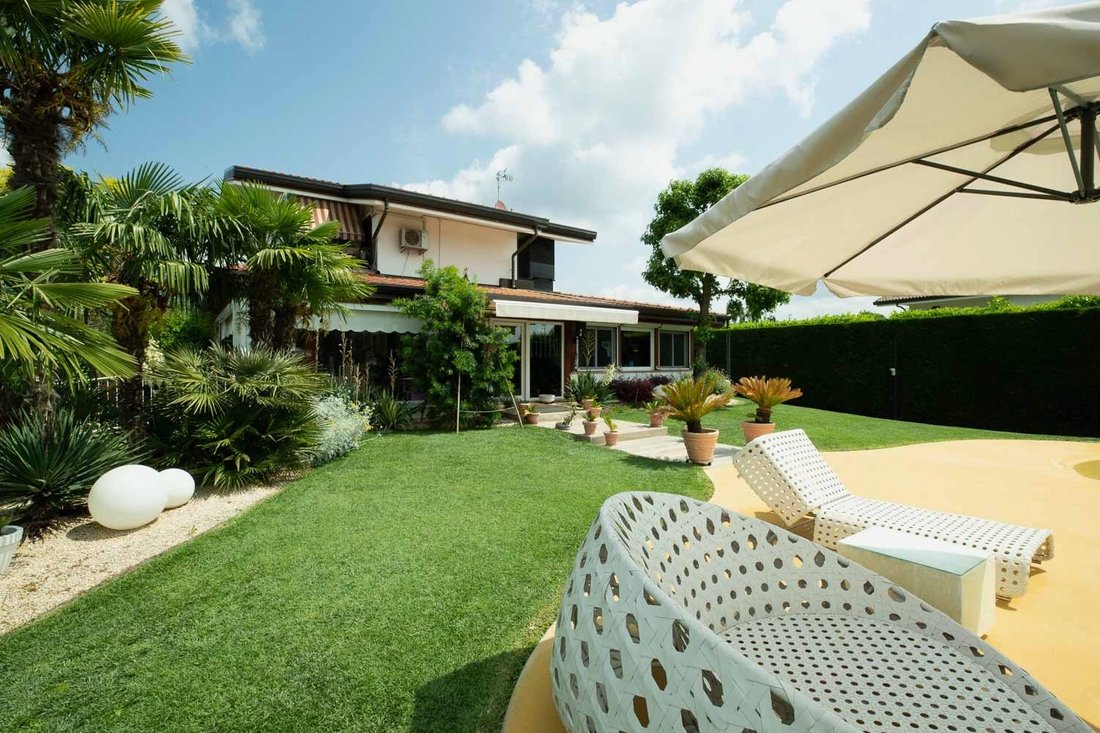 Villa in Molteno, Lombardy, Italy 3 - 17236140