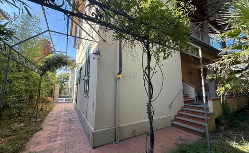 Villa in Pietrasanta, Tuscany, Italy 1