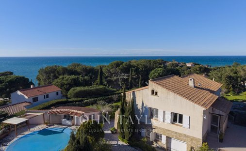 Villa in Beaucours-La Gorguette-La Morvenede, Sanary-sur-Mer, France 1