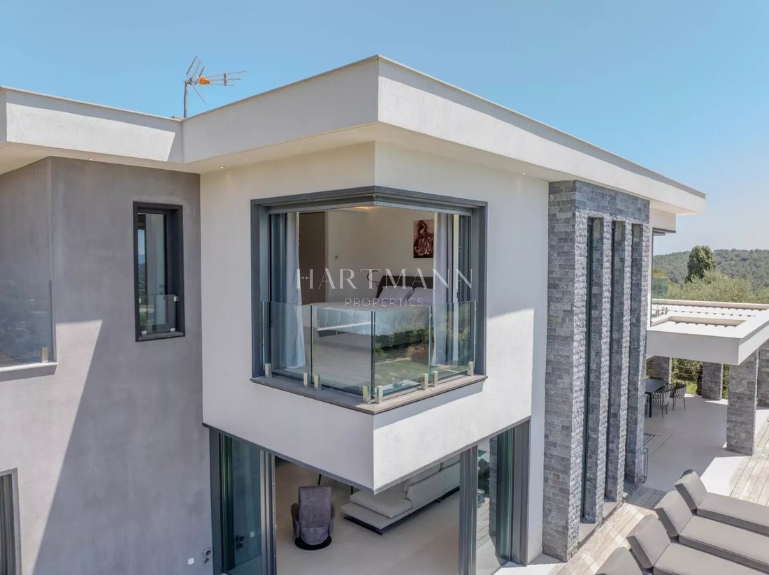 Villa in Le Rouret, Provence-Alpes-Côte d'Azur, France 3 - 17235424
