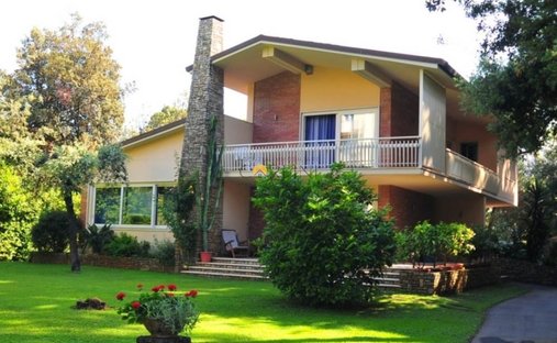 Villa in Pietrasanta, Tuscany, Italy 1