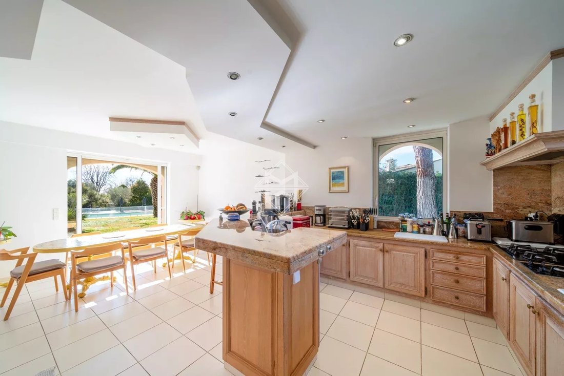 Villa in Mougins, Provence-Alpes-Côte d'Azur, France 5 - 17235455