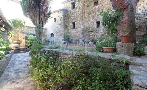 Estate in Saint-Martin-de-Castillon, Provence-Alpes-Côte d'Azur, France 1