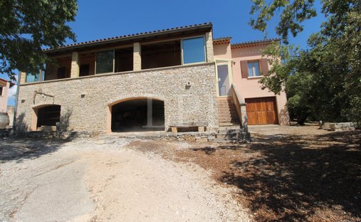 House in Saint-Saturnin-lès-Apt, Provence-Alpes-Côte d'Azur, France 1
