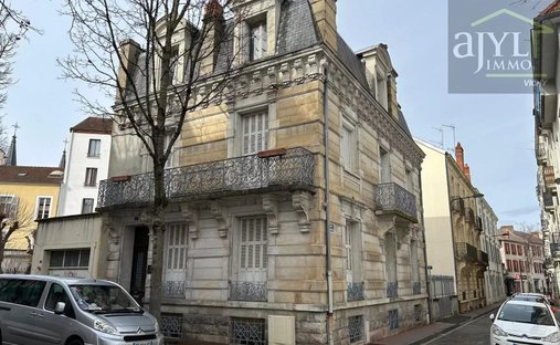 17th C. Chateau (With A Section Dedicated To Events) And 5 Acres In Centre Of France