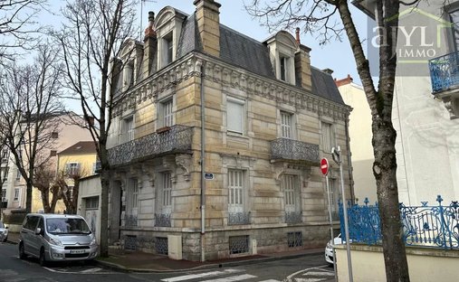 17th C. Chateau (With A Section Dedicated To Events) And 5 Acres In Centre Of France