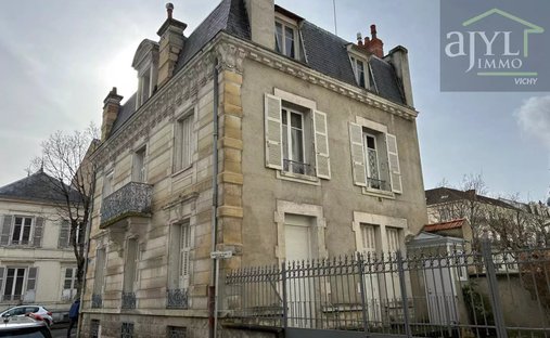 17th C. Chateau (With A Section Dedicated To Events) And 5 Acres In Centre Of France