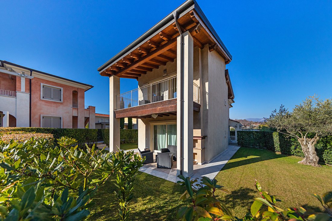 Villa in Manerba del Garda, Lombardy, Italy 2 - 17238685