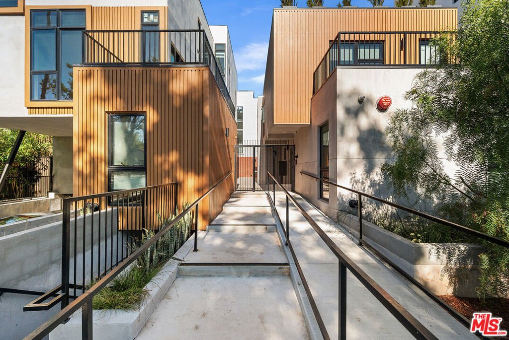 Los Angeles, California, United States 2 - 17243788