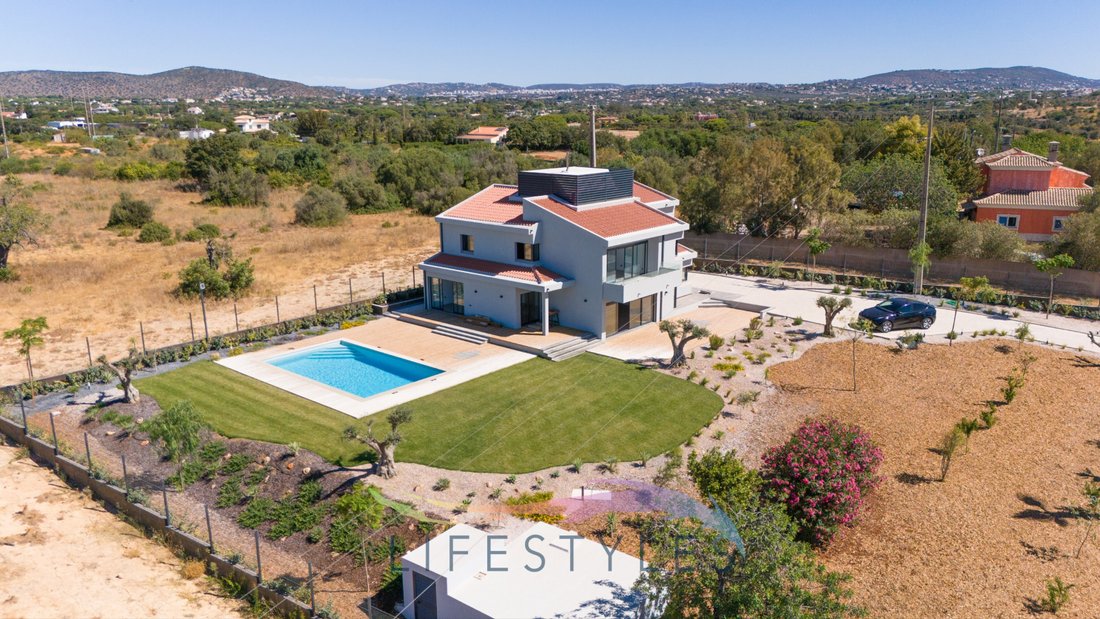 Villa in Quarteira, Algarve, Portugal 1 - 17244067