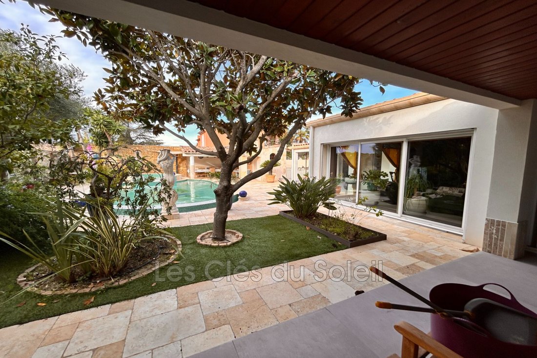 Villa in Sanary-sur-Mer, Provence-Alpes-Côte d'Azur, France 3 - 17241242