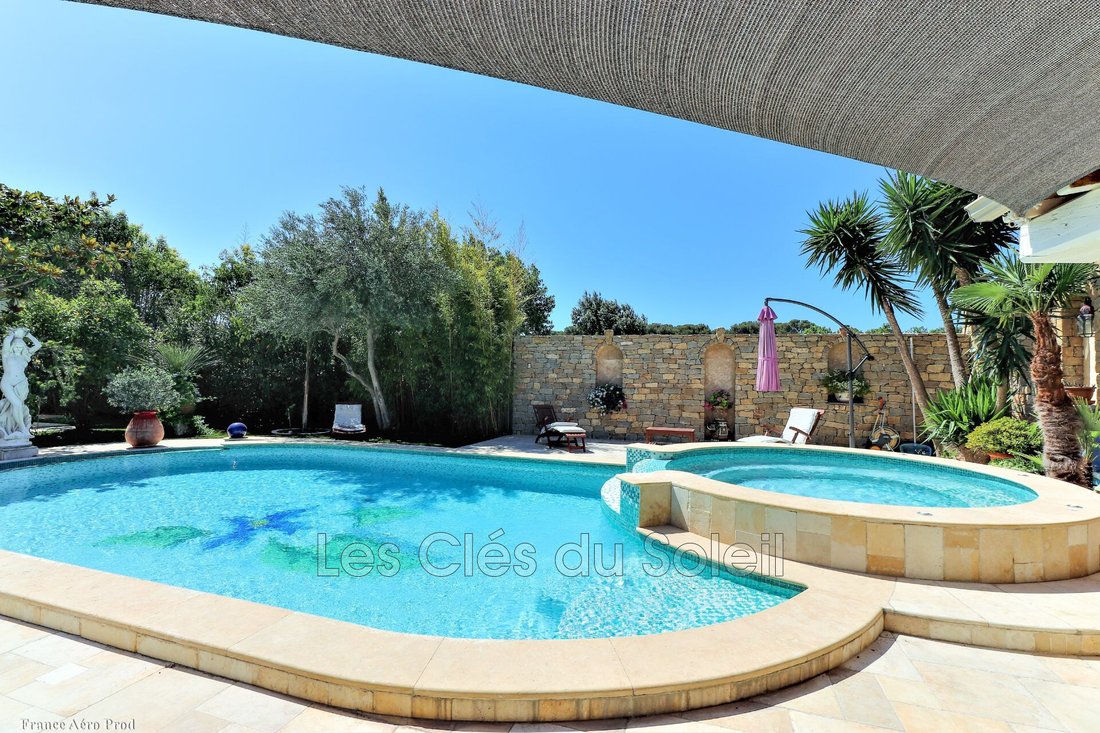 Villa in Sanary-sur-Mer, Provence-Alpes-Côte d'Azur, France 1 - 17241242