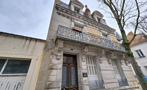 17th C. Chateau (With A Section Dedicated To Events) And 5 Acres In Centre Of France