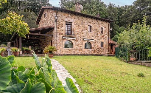 House in Santa Maria de Cayon, Cantabria, Spain 1