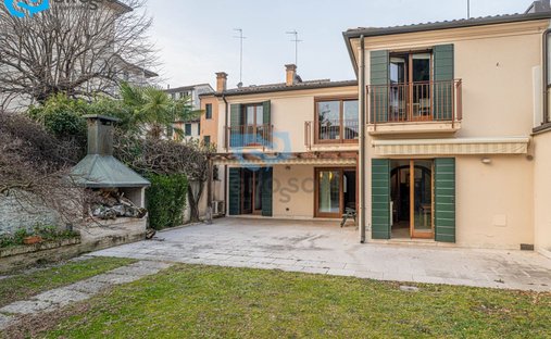 Estate in Cathedral - Piazza dei Signori, Treviso, Italy 1