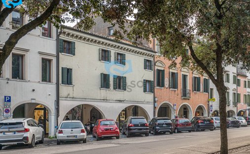 Estate in Cathedral - Piazza dei Signori, Treviso, Italy 1