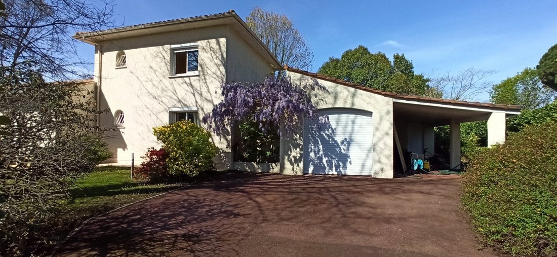 House in Saint-Aubin-de-Medoc, Nouvelle-Aquitaine, France 1 - 12984253
