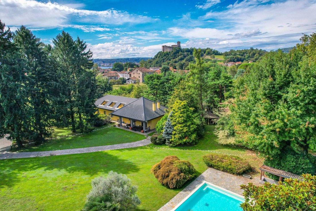 Haus in Angera, Lombardei, Italien 1 - 17246049