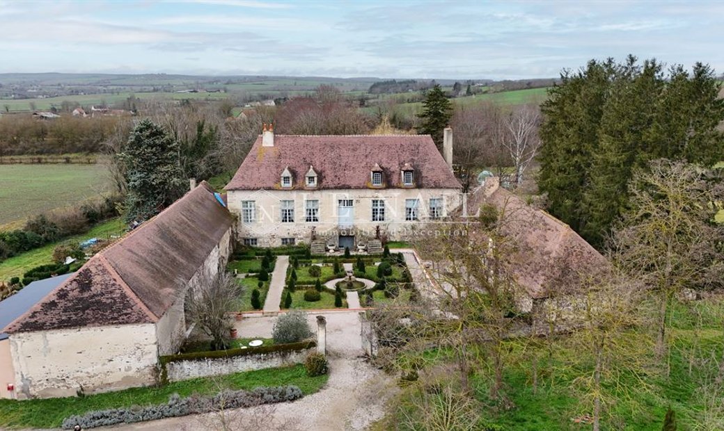 17th C. Chateau (With A Section Dedicated To Events) And 5 Acres In Centre Of France