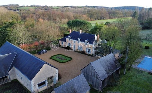 Estate in La Chartre-sur-le-Loir, Pays de la Loire, France 1