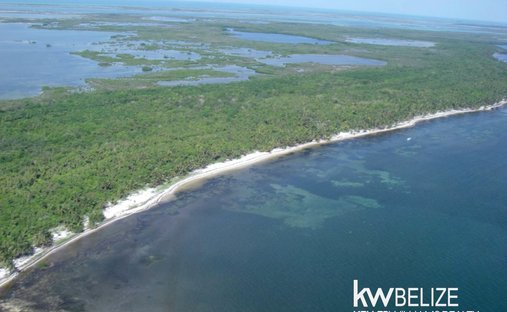 Land in Bacalar Chico, Corozal District, Belize 1