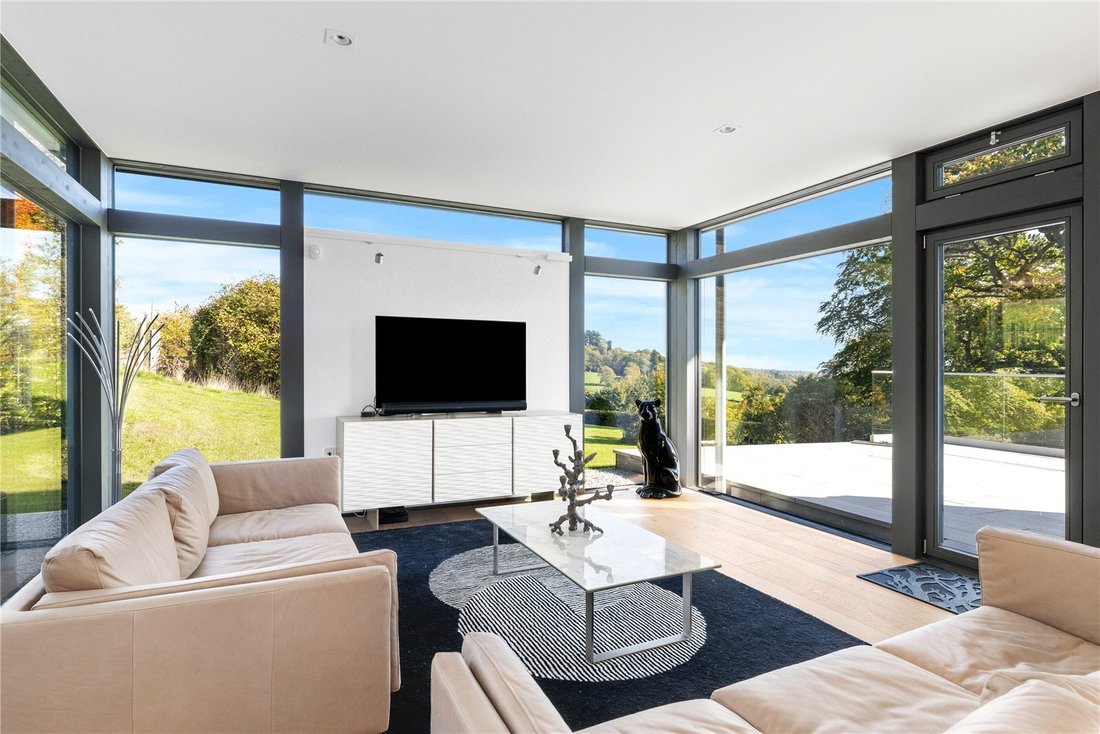 House in Surrey, England 3 - 17247828