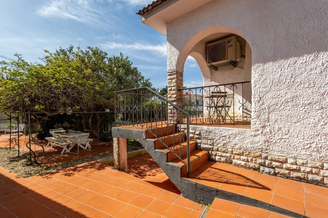 Haus in Charneca de Caparica und Sobreda, Setúbal Municipality, Portugal 1 - 17252206