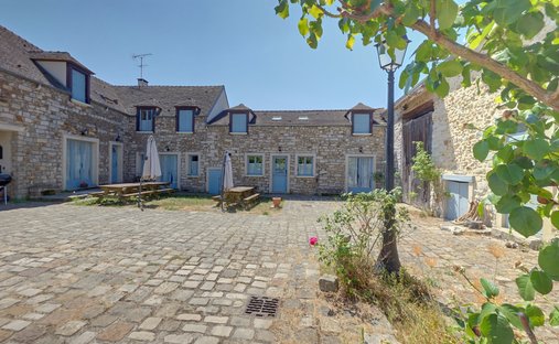 Estate in Saint-Martin-en-Biere, Ile-de-France, France 1