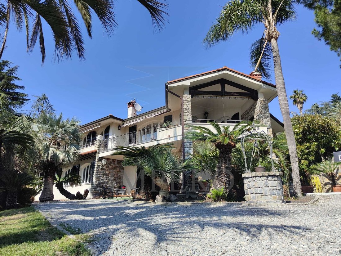 Villa in Bordighera, Liguria, Italy 1 - 17254574