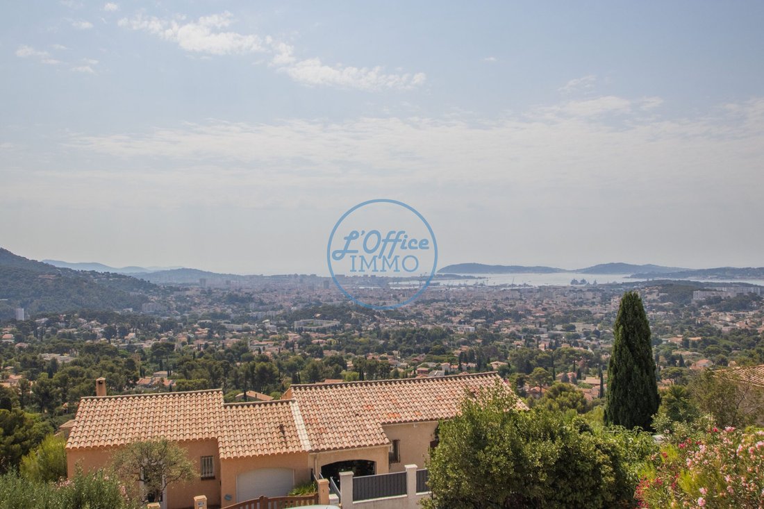Villa in Le Revest-les-Eaux, Provence-Alpes-Côte d'Azur, France 1 - 17256588