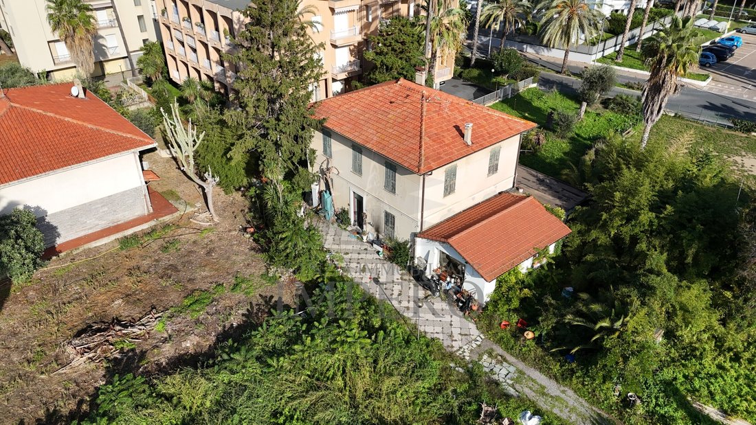 Villa in Bordighera, Liguria, Italy 1 - 17255076