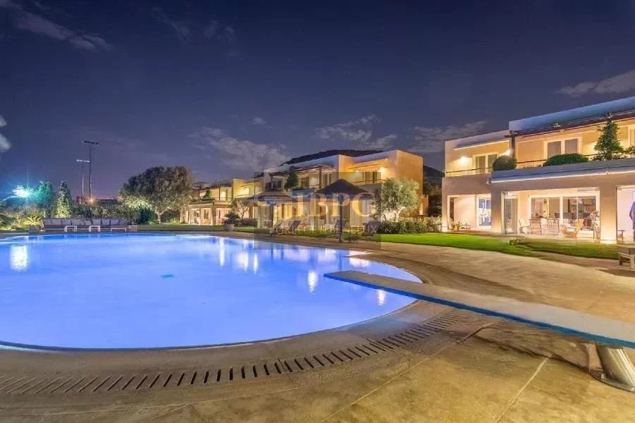 Villa in Koinotita Larumnas, Opountioi, Greece 1 - 17248248
