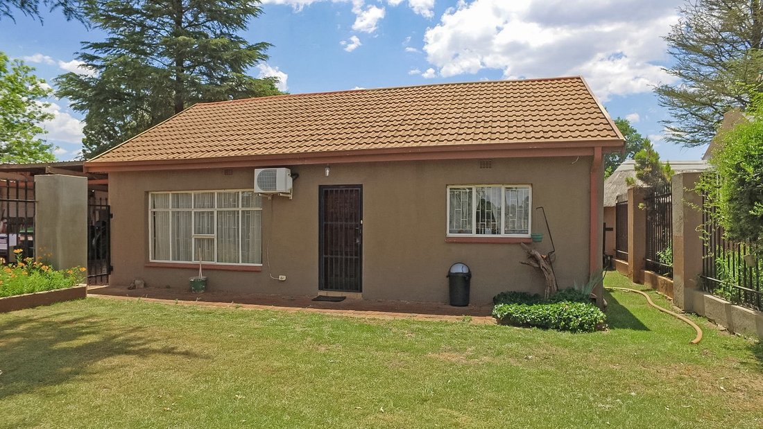 Farm Ranch in Mogale City Local Municipality, Gauteng, South Africa 4 - 17250866