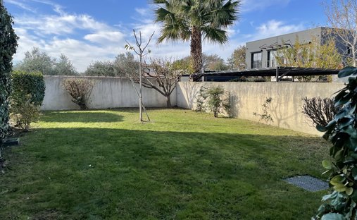 Estate in Alleins, Provence-Alpes-Côte d'Azur, France 1