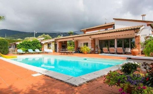 Country House in Pietrasanta, Tuscany, Italy 1