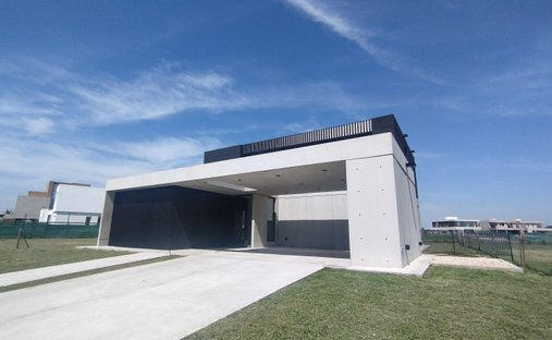House in Belén de Escobar, Buenos Aires Province, Argentina 1
