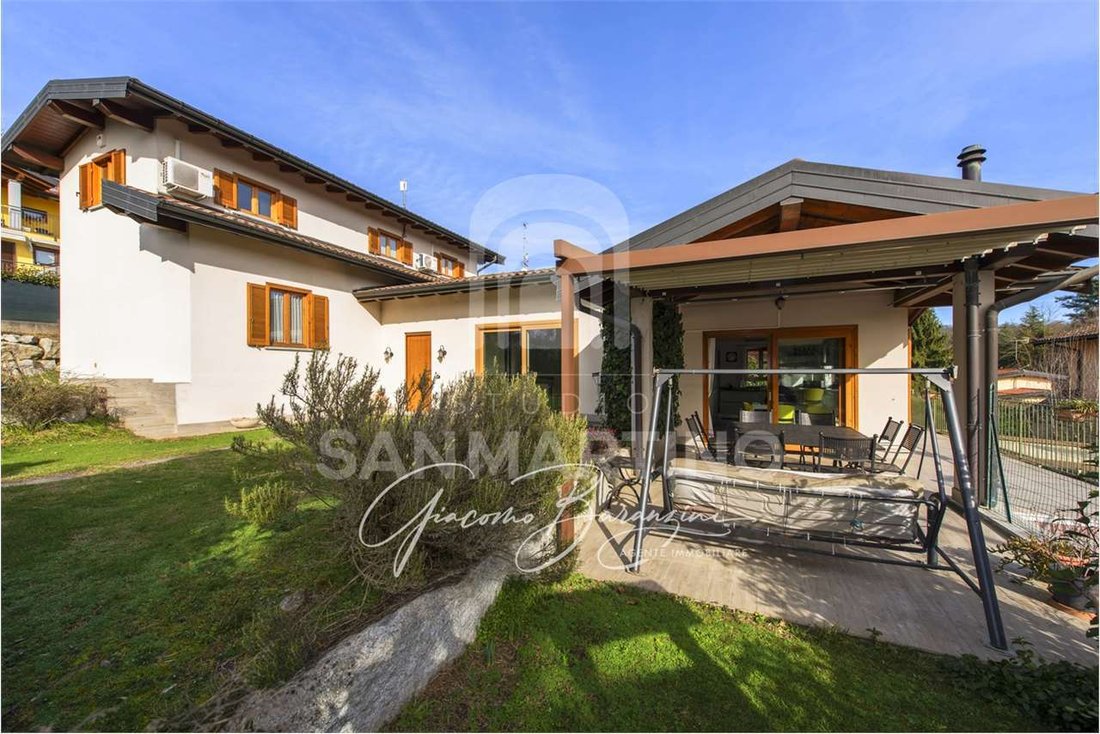 Villa in Travedona Monate, Lombardy, Italy 1 - 17254195