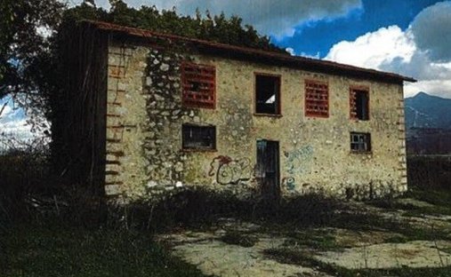 Country House in Vittoria Apuana, Forte dei Marmi, Tuscany 1