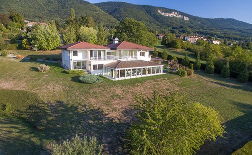 Estate in Collonges-sous-Salève, Auvergne-Rhône-Alpes, France 1