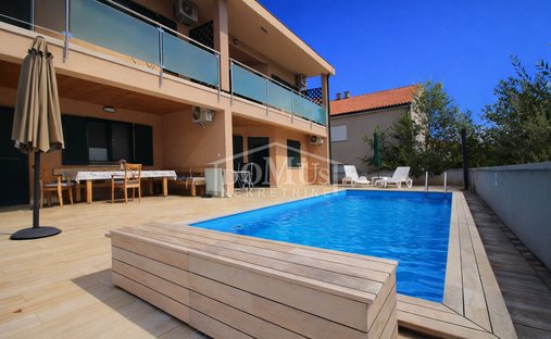 Haus in Tribunj, Gespanschaft Šibenik-Knin, Kroatien 1