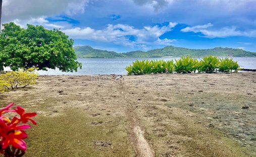 Land in Vaitape, Leeward Islands, Französisch-Polynesien 1