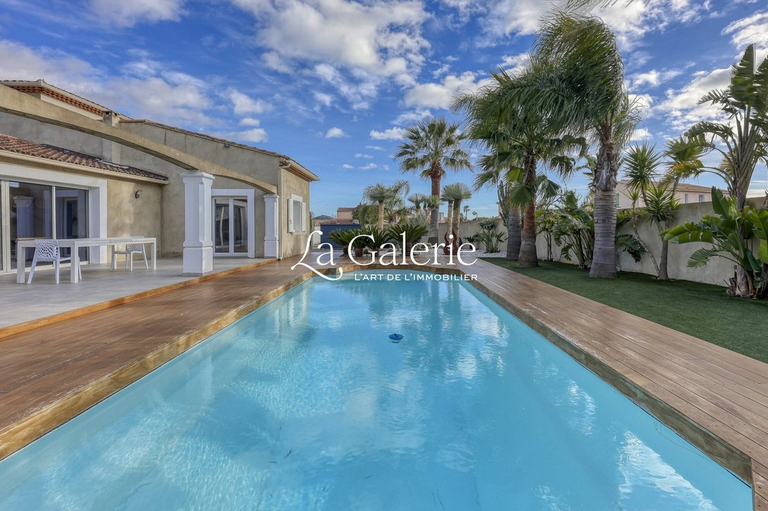 Villa in La Londe-les-Maures, Provence-Alpes-Côte d'Azur, France 1 - 17256637