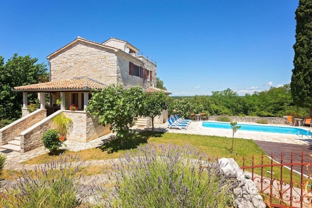 Villa in Višnjan, Istria County, Croatia 2 - 17256301