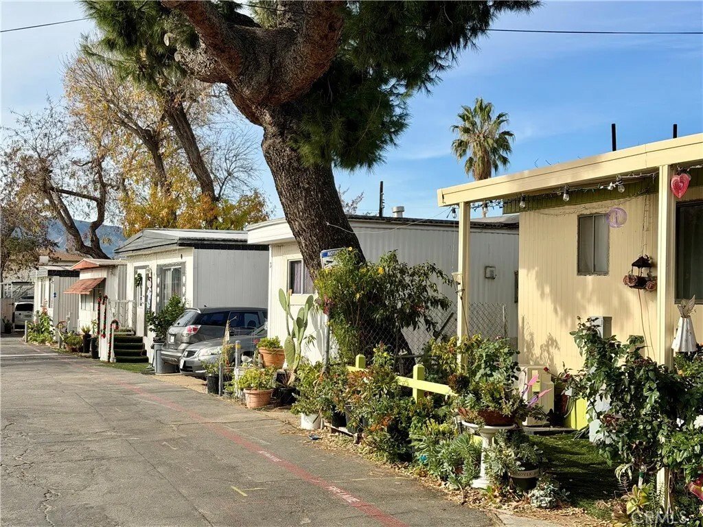 Santa Clarita, California, United States 1 - 17262352