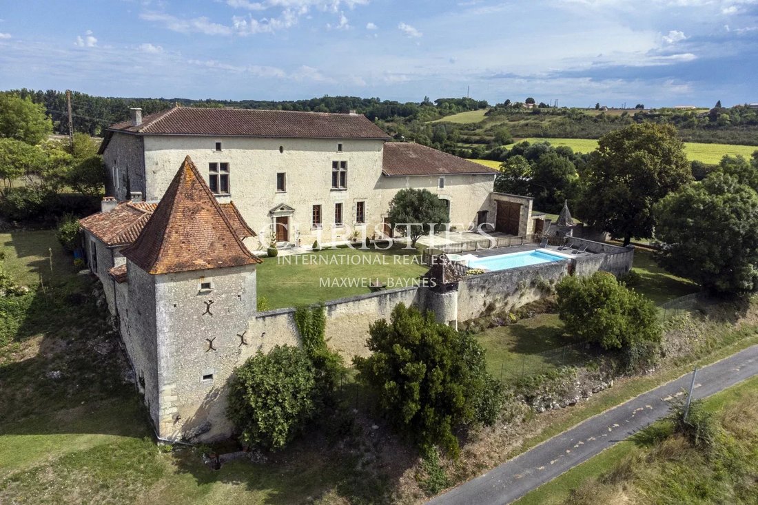 Estate in Chalais, Nouvelle-Aquitaine, France 1 - 13714375